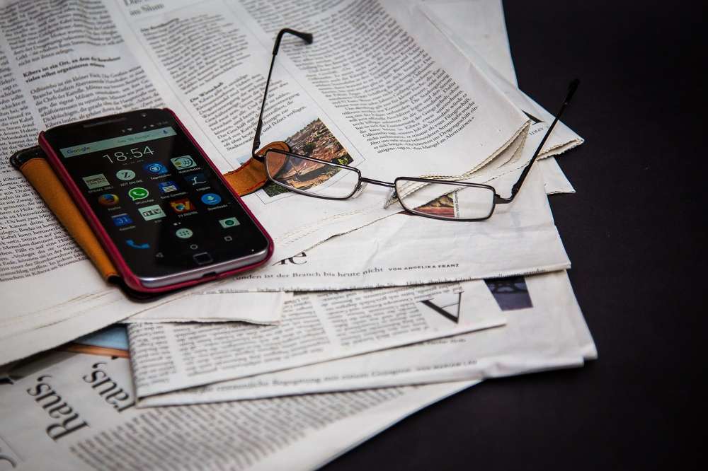 newspaper write article phone